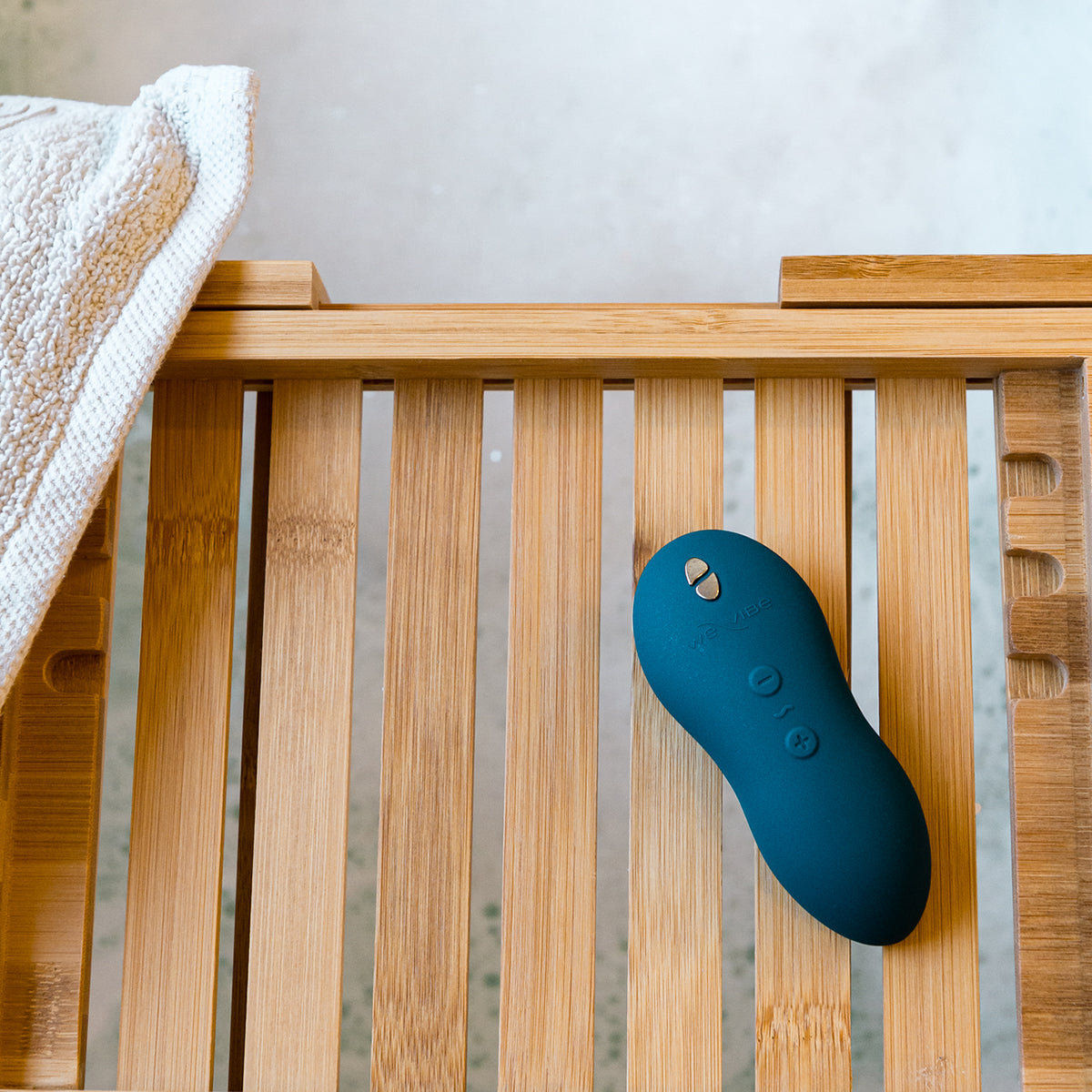 We-Vibe - Forever Favorites – Lay-On Vibrating Massager & Bullet Vibrator Special Edition Set – Velvet/Midnight Blue